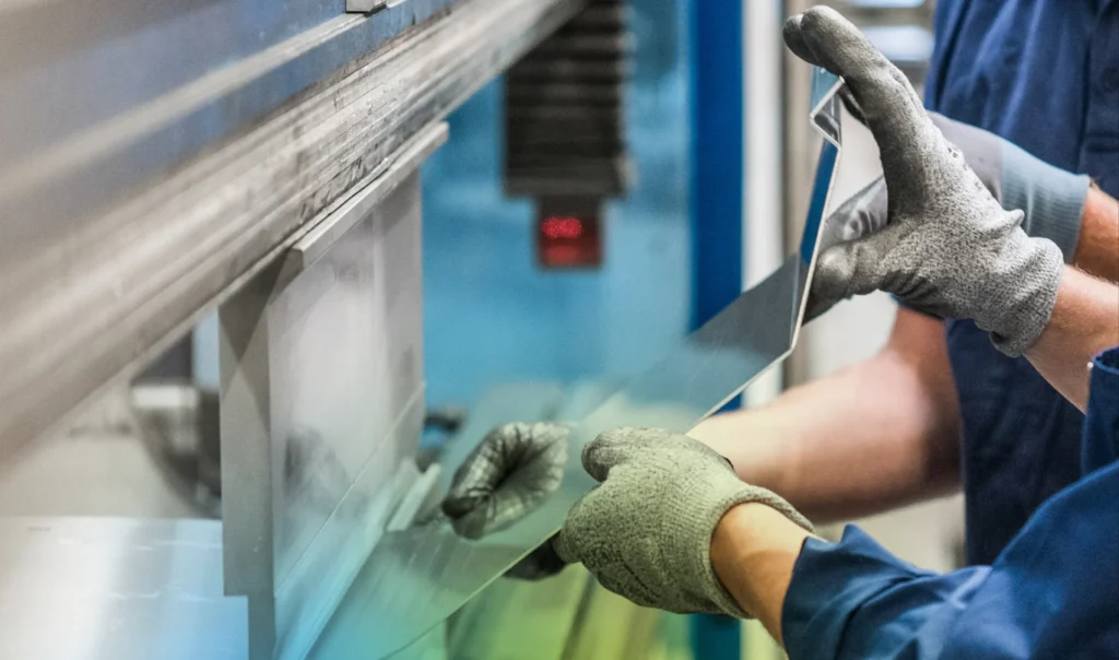 Photon-Mitarbeiter montieren ein Metallstück, Nahaufnahme