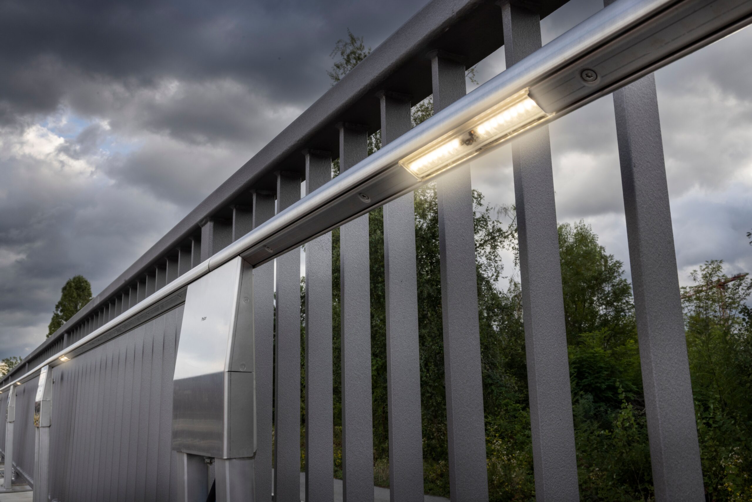 Photon LHP, Gleisfeldbeleuchtung an Bahngleis