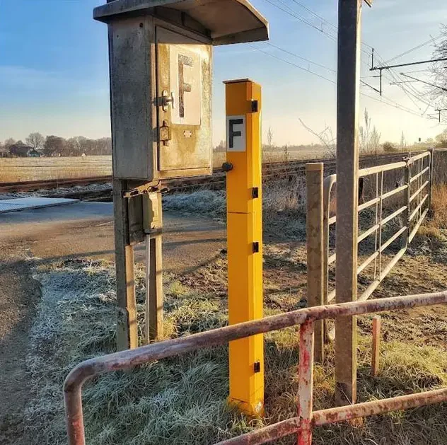Photon GSM-R Sprechsäule an Bahngleisen