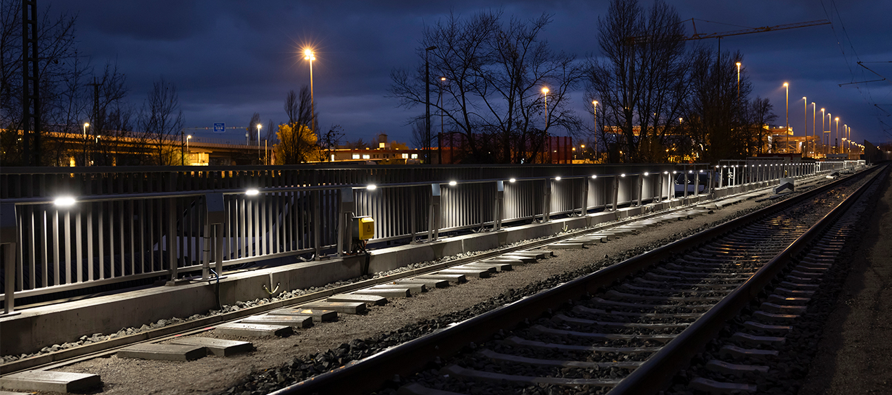 Photon LHP, Gleisfeldbeleuchtung an Bahngleis bei Nacht