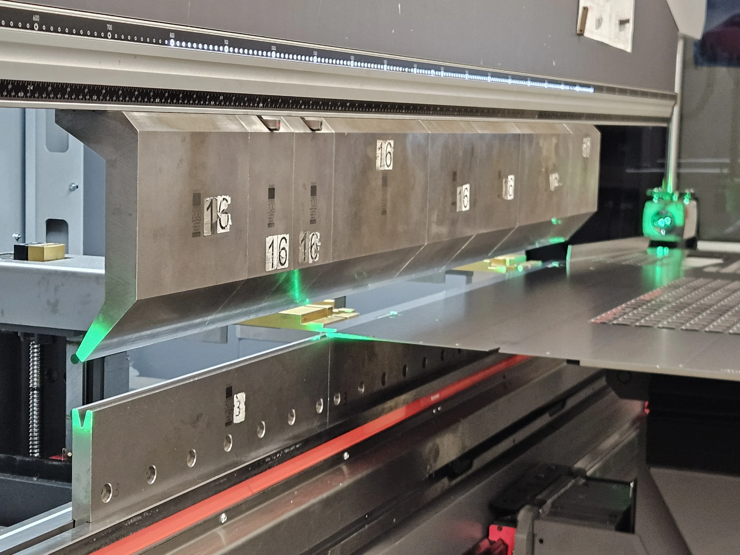 Kantbank Produktionsstätte Photon Meissen, Maschine zur Metallbearbeitung
