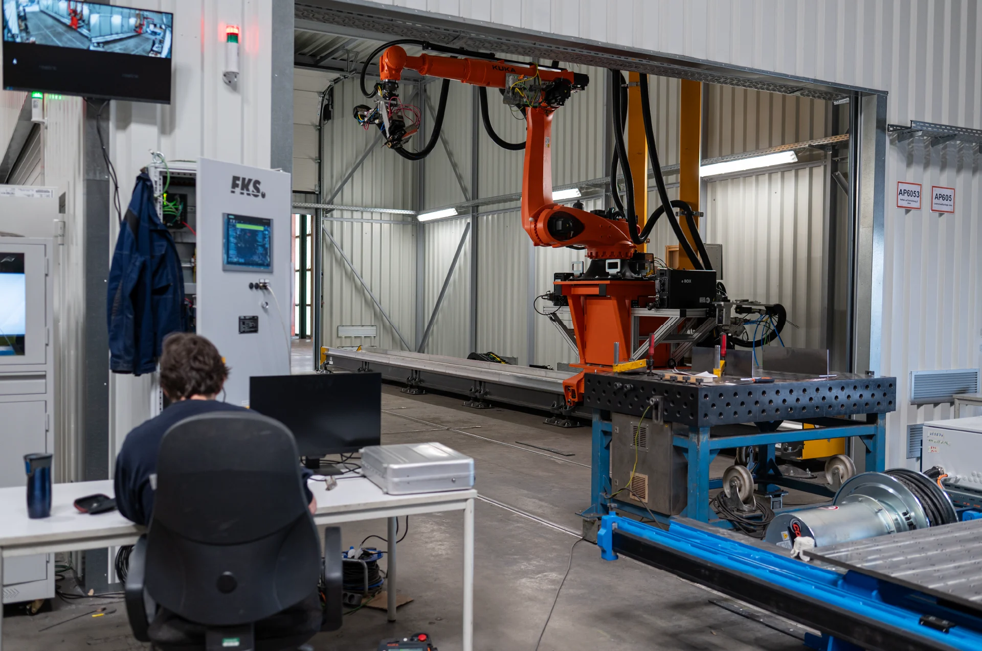 Laserstrahlschweißer auf Roboterarm in Photon Produktionshalle