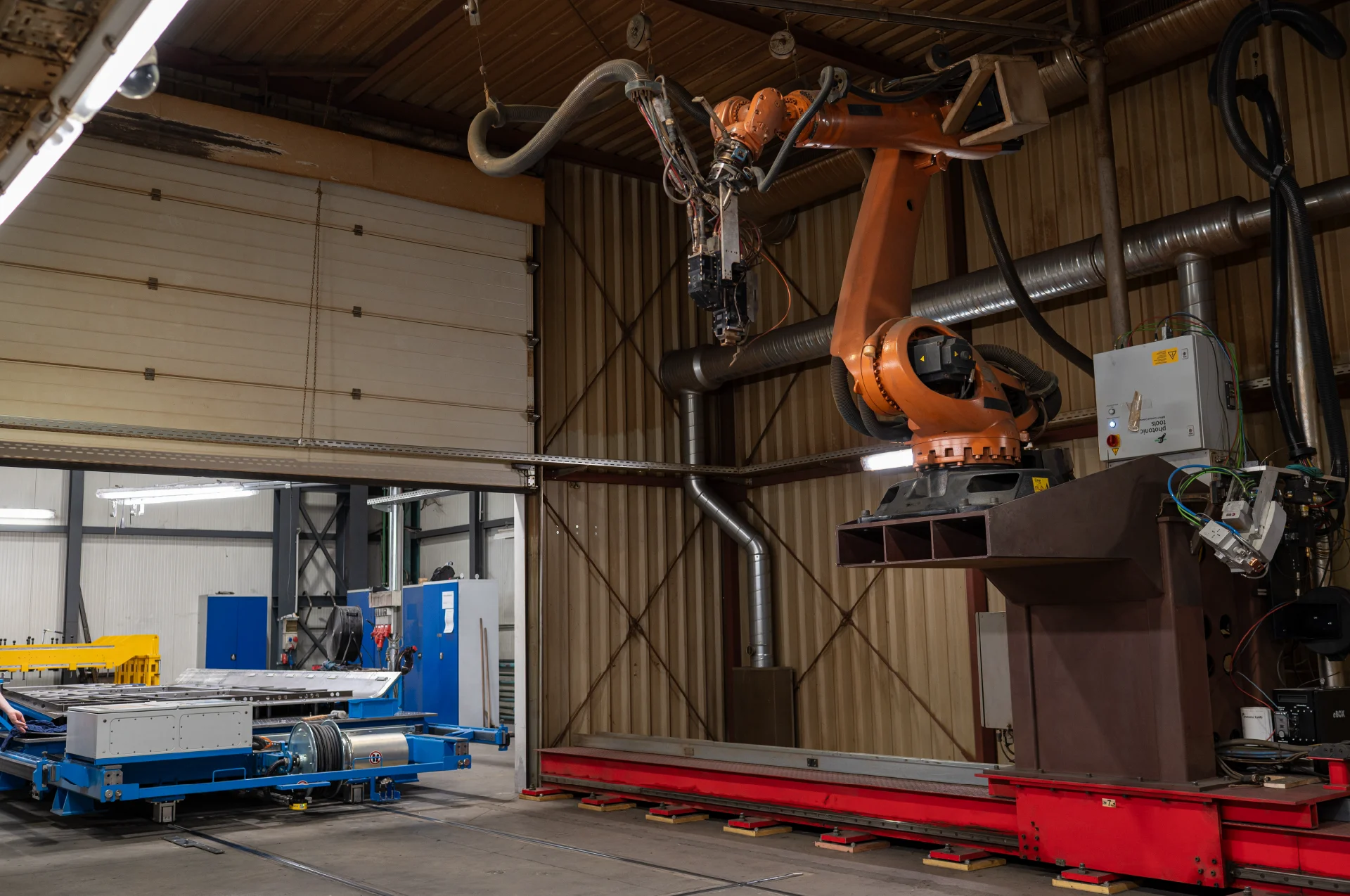 Laserstrahlschweißer auf Roboterarm in Photon Produktionshalle