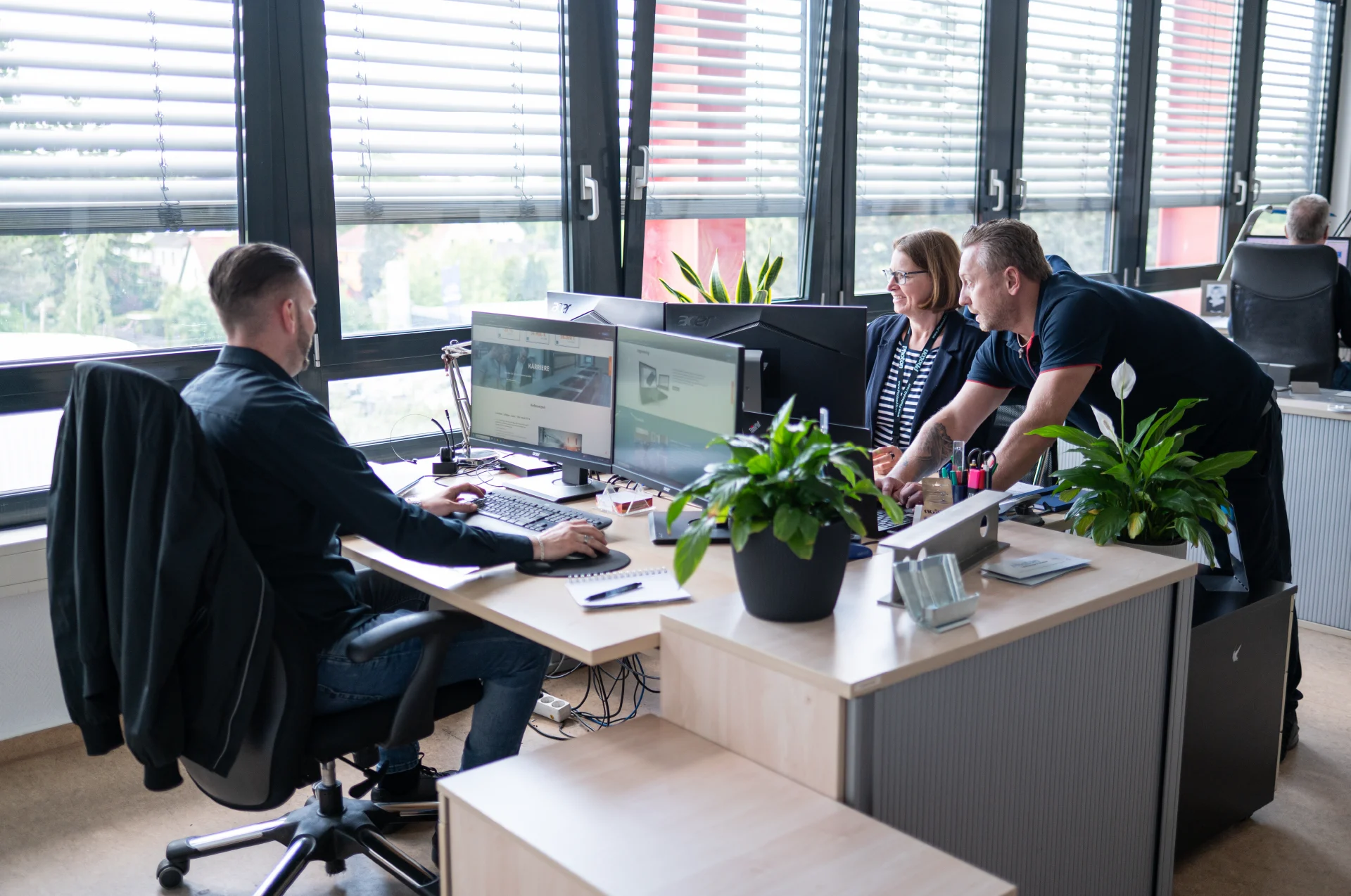 Photon Mitarbeiter am Schreibtisch im Büro