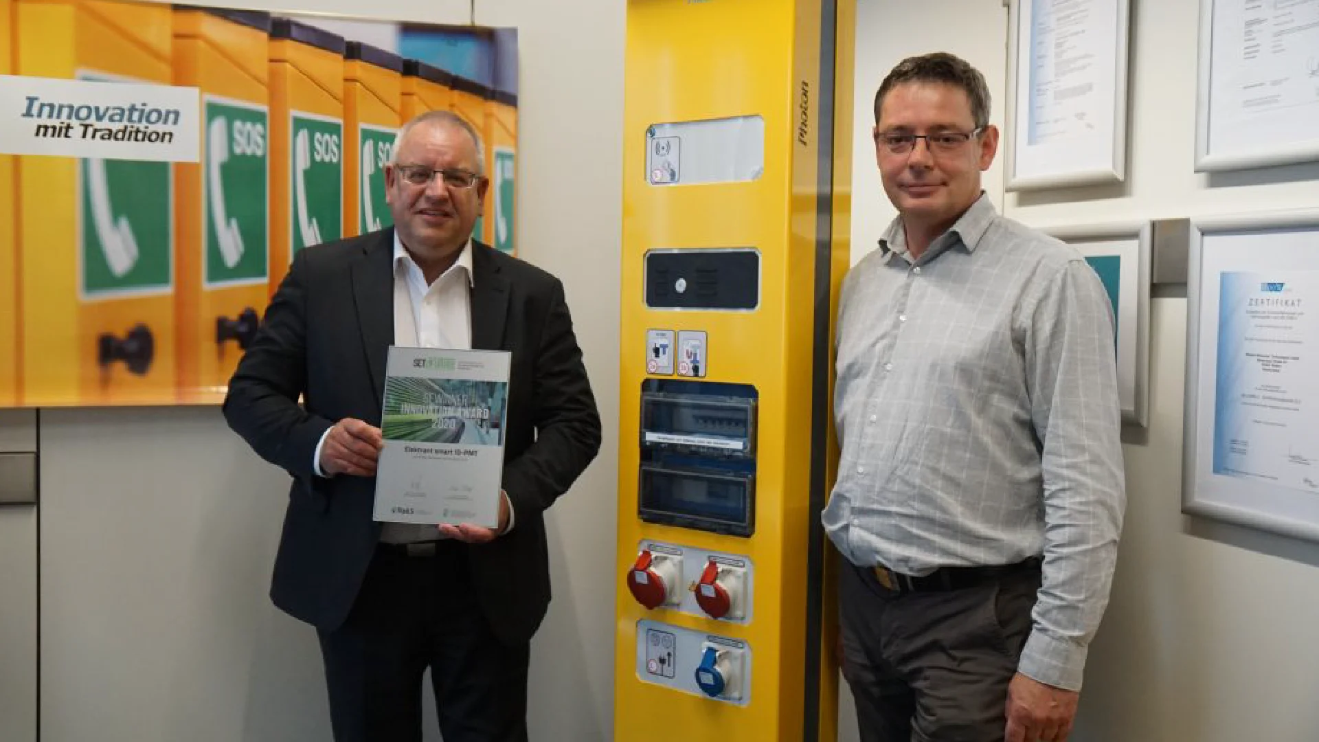 Geschäftsführer Michael Brandhorst mit SET4FUTURE Innovation Awards 2020 Ukrunde neben Elektrant Smart ID