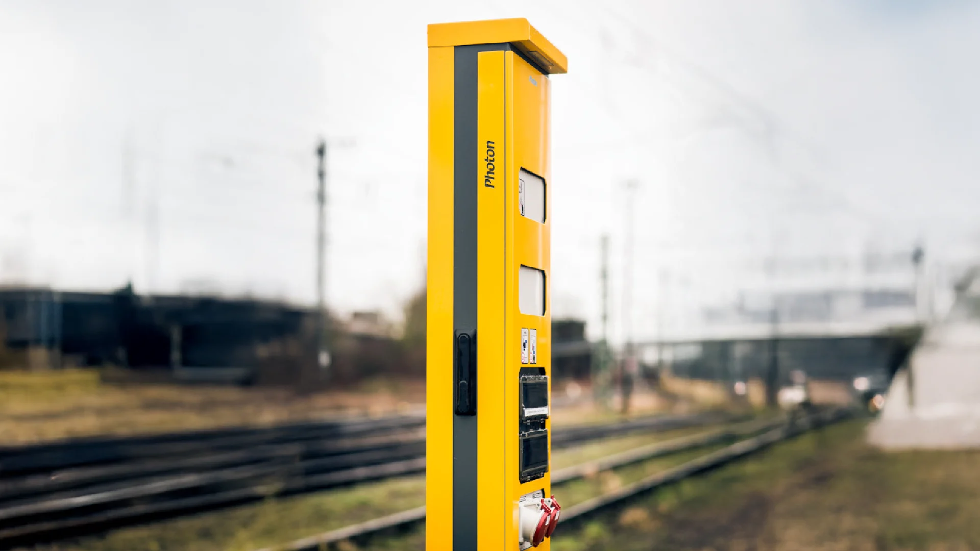 Photon Elektrant an Bahngleis