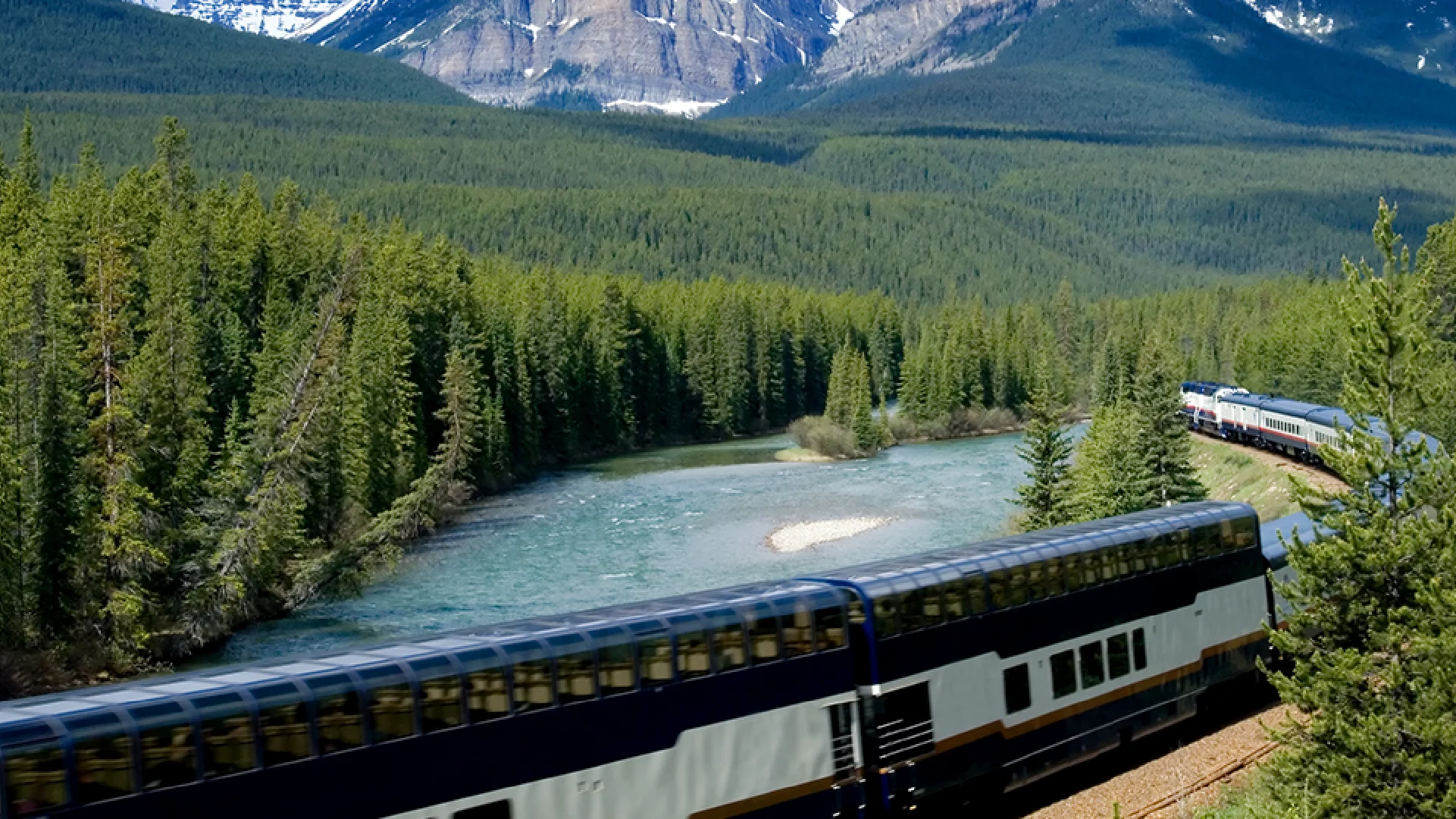 Rocky Mountaineer fährt durch bergige Landschaft