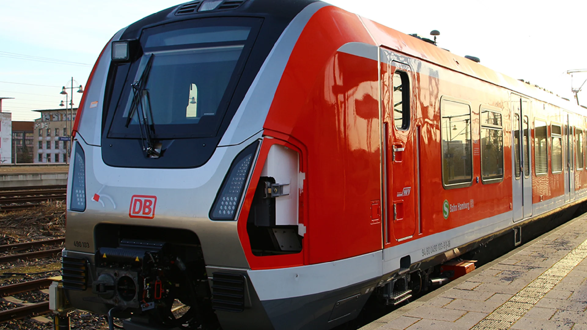 S-Bahn Hamburg am Bahngleis