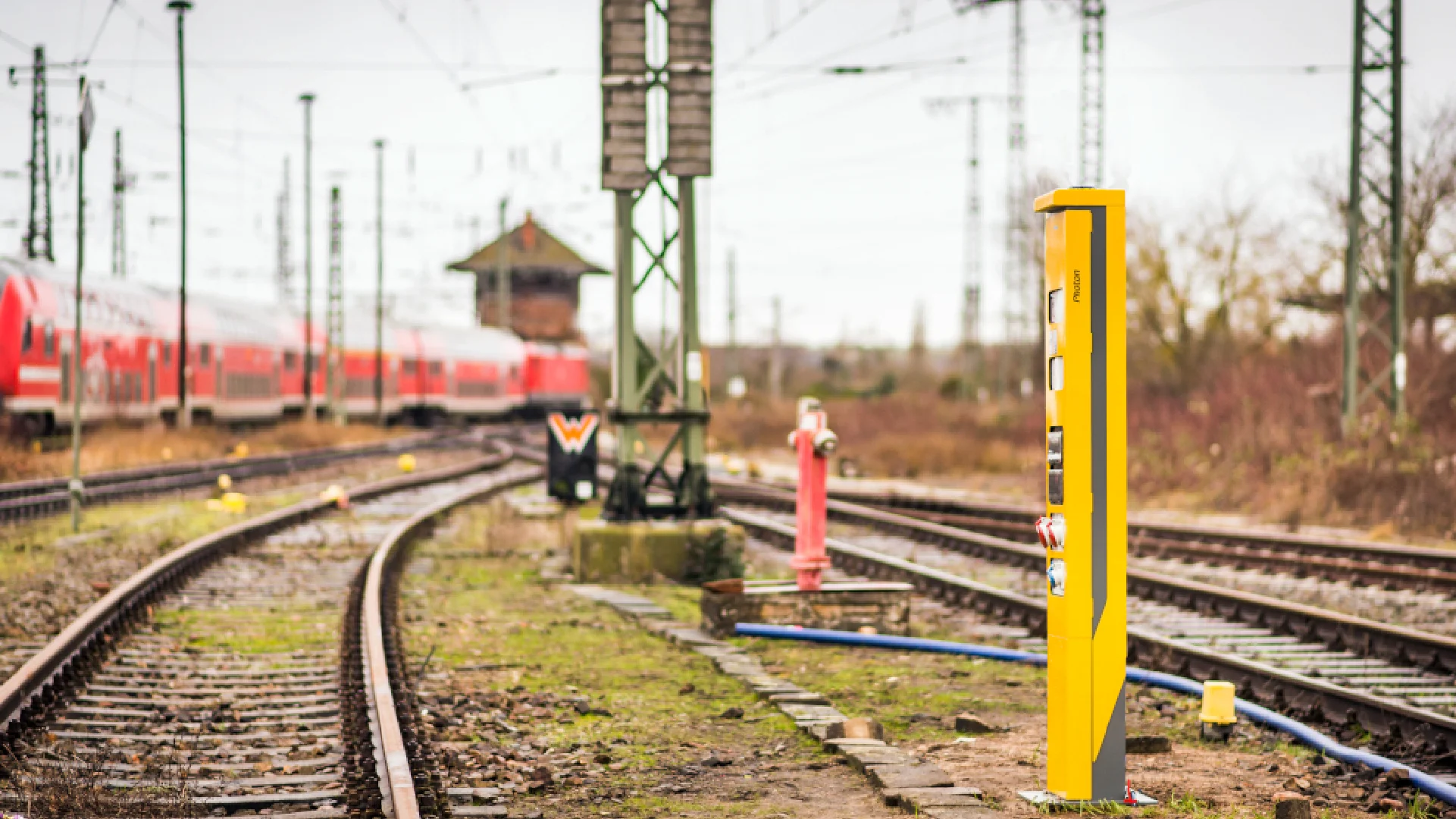 Photon Elektrant smart ID an Bahngleisen