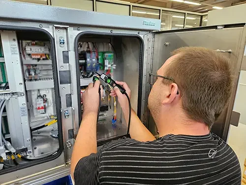 Photon-Mitarbeiter führt technische Prüfung durch