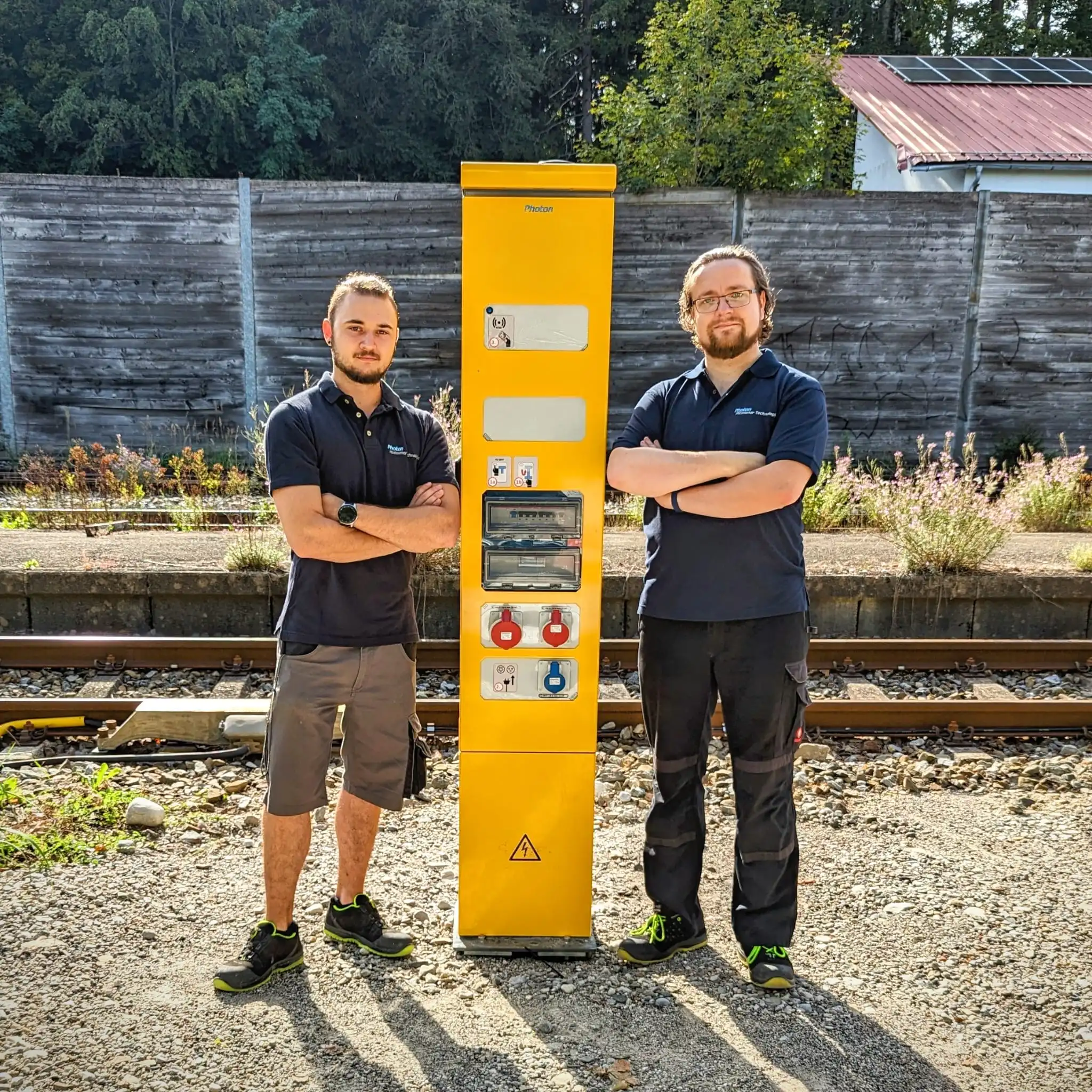 Photon Service-Mitarbeiter neben Photon Elektrant