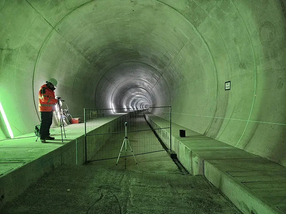 Photon Service-Arbeiter in Tunnel