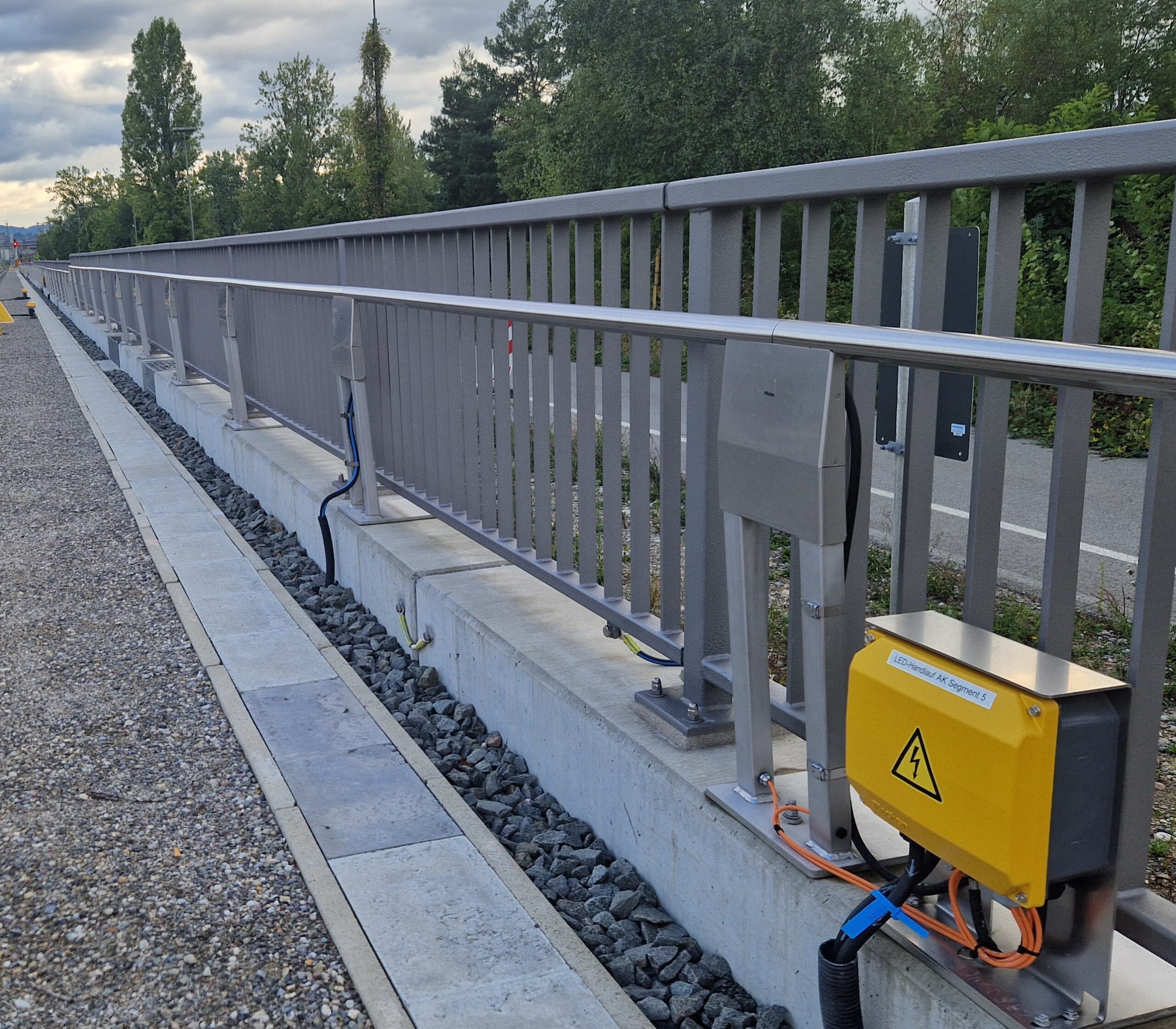 Photon LHP, Gleisfeldbeleuchtung an Bahngleis