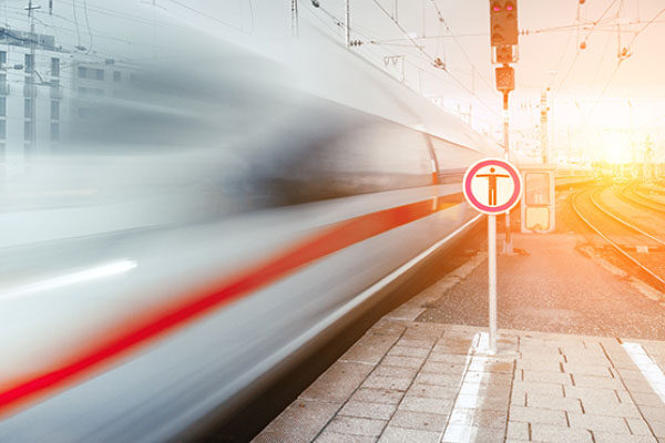 Einfahrender ICE an Bahnsteig