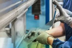 Photon-Mitarbeiter montieren ein Metallstück, Nahaufnahme