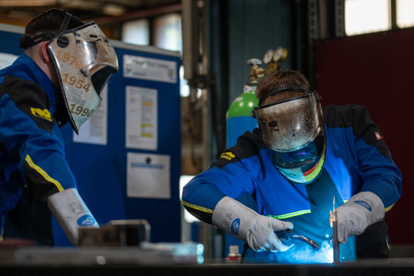 Photon-Mitarbeiter führen Schweißarbeiten durch