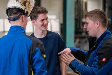 Auszubildende im Gespräch mit Fachpersonal