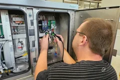 Photon-Mitarbeiter führt technische Prüfung durch